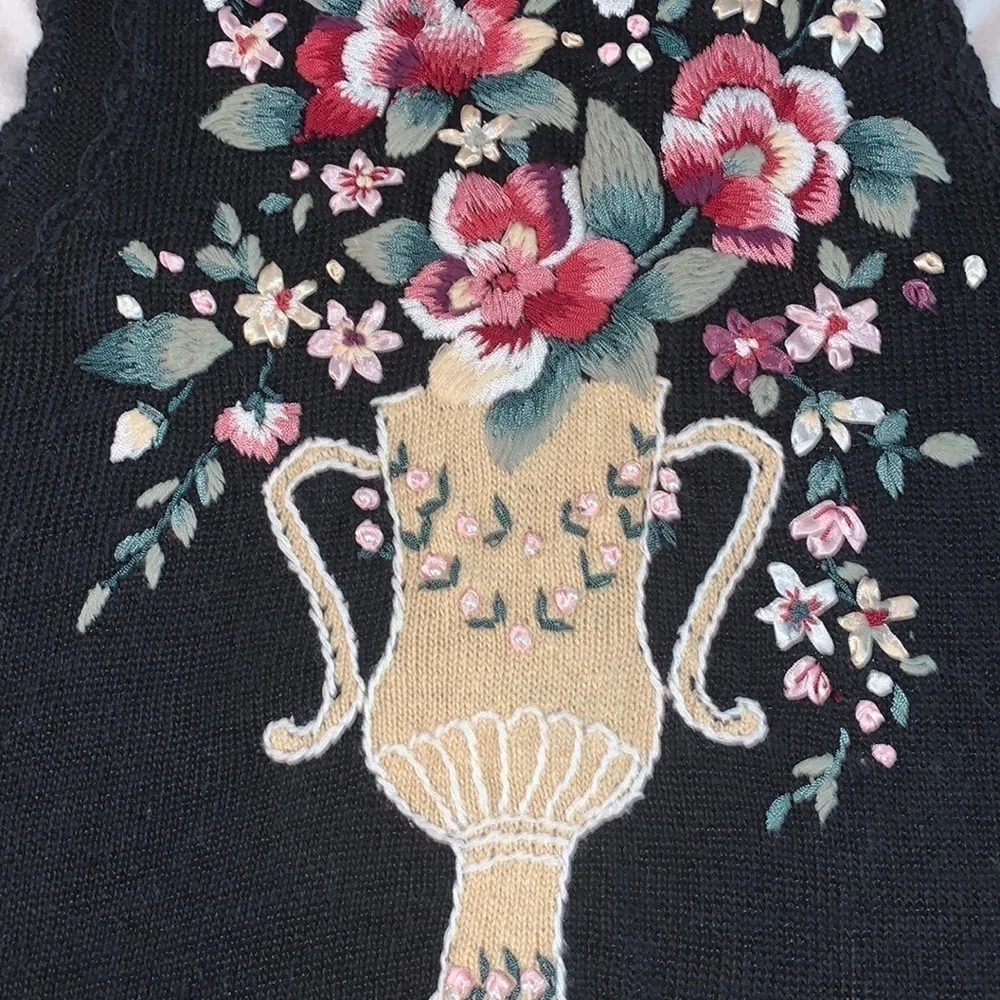 Vintage‎ Black V-neck Sleeveless Sweater Vest W/Embroidered Flowers Sz Medium